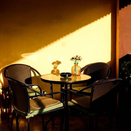 Collosal Apartment With Garden Bucharest Luaran gambar