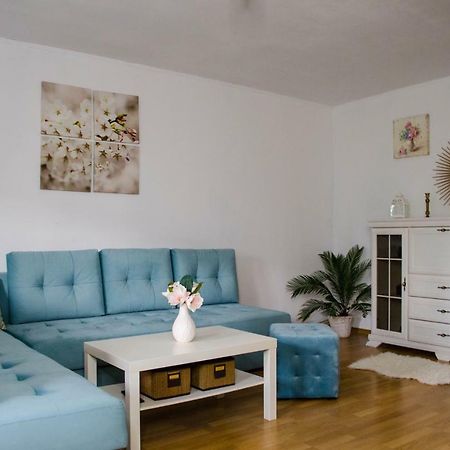 Collosal Apartment With Garden Bucharest Luaran gambar