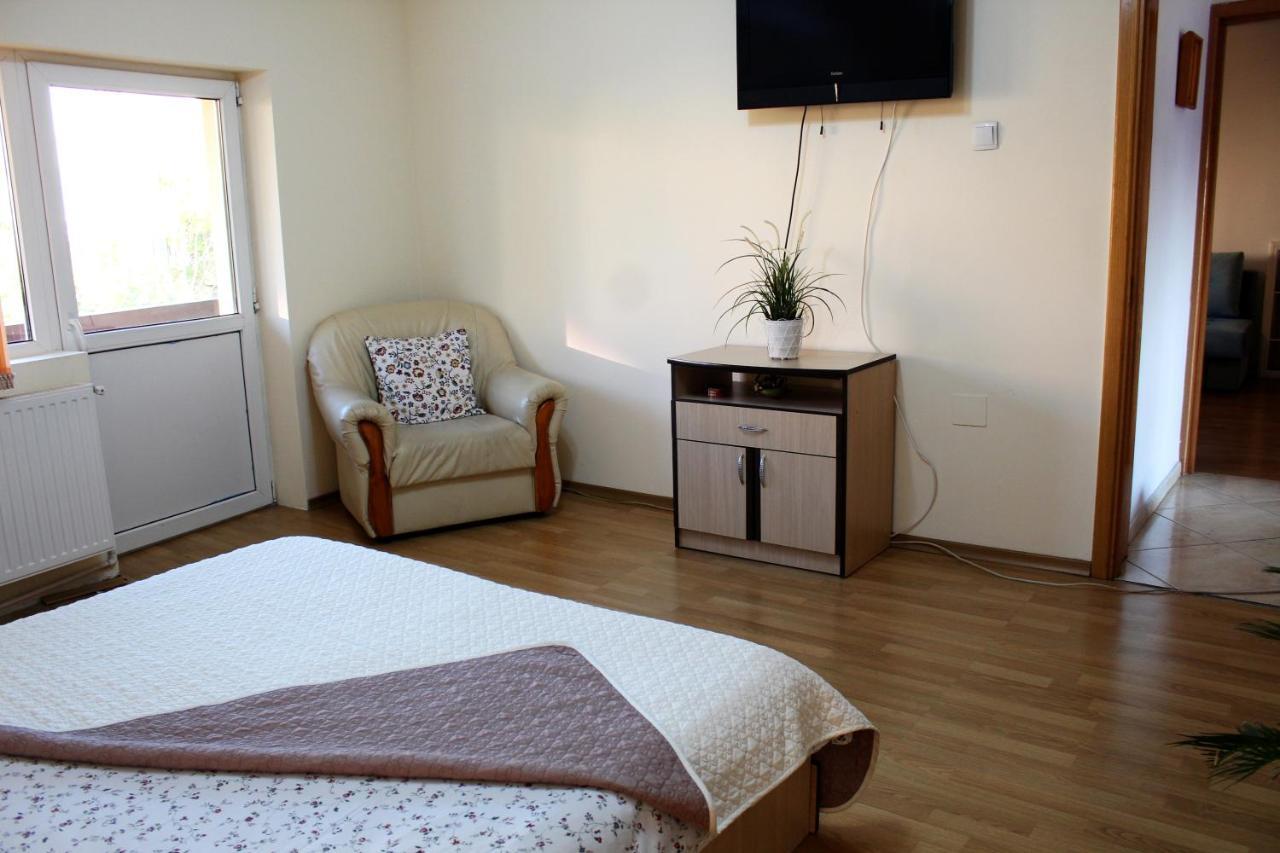 Collosal Apartment With Garden Bucharest Luaran gambar