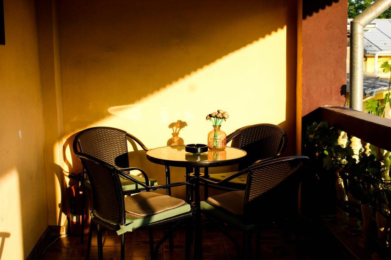 Collosal Apartment With Garden Bucharest Luaran gambar