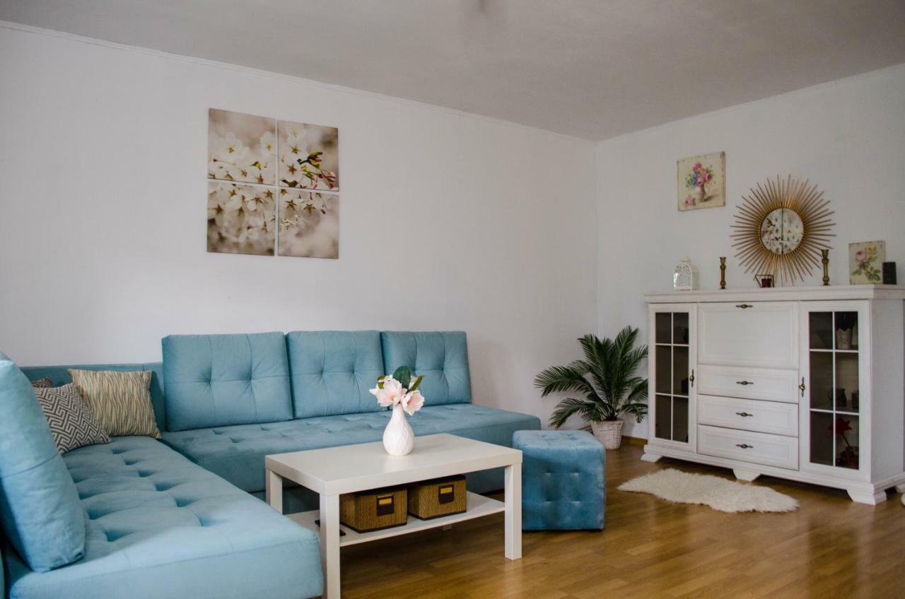 Collosal Apartment With Garden Bucharest Luaran gambar