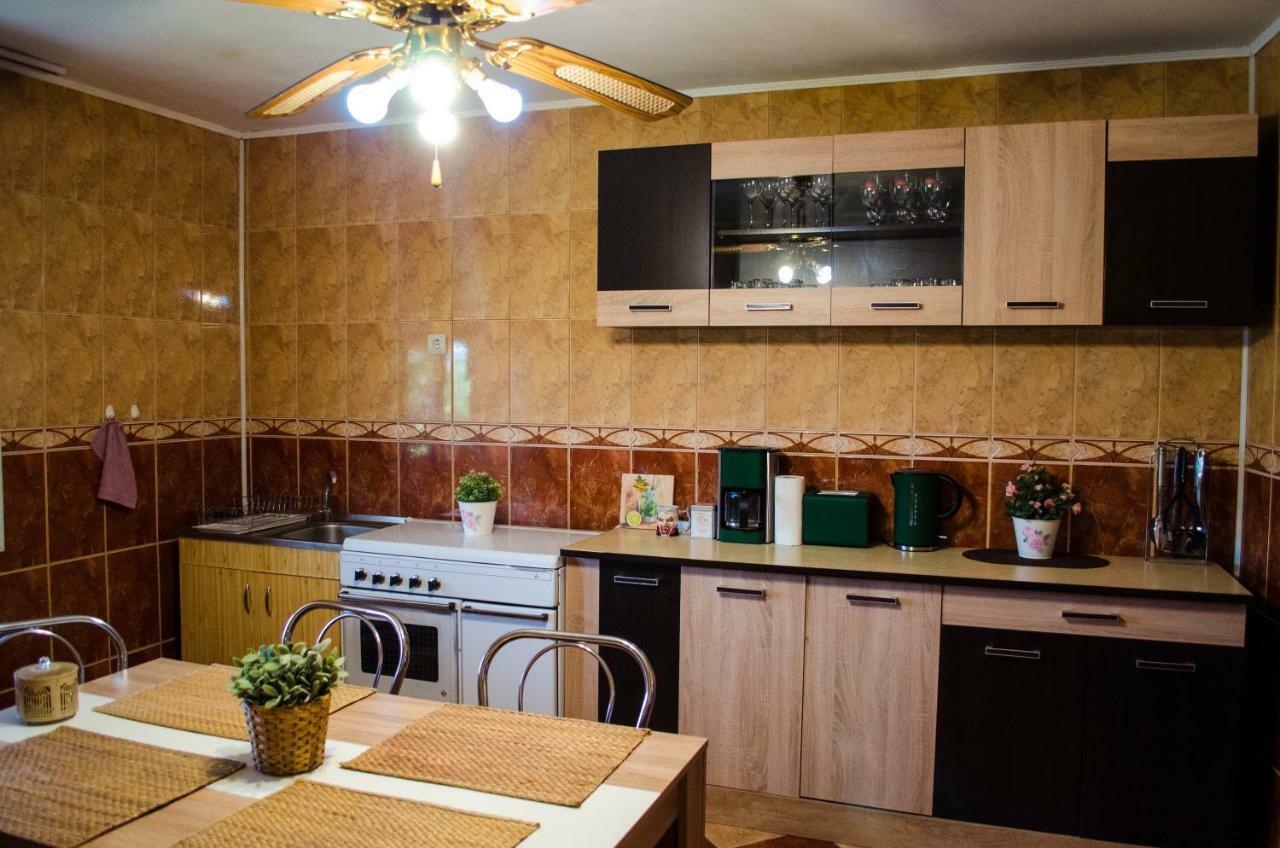 Collosal Apartment With Garden Bucharest Luaran gambar