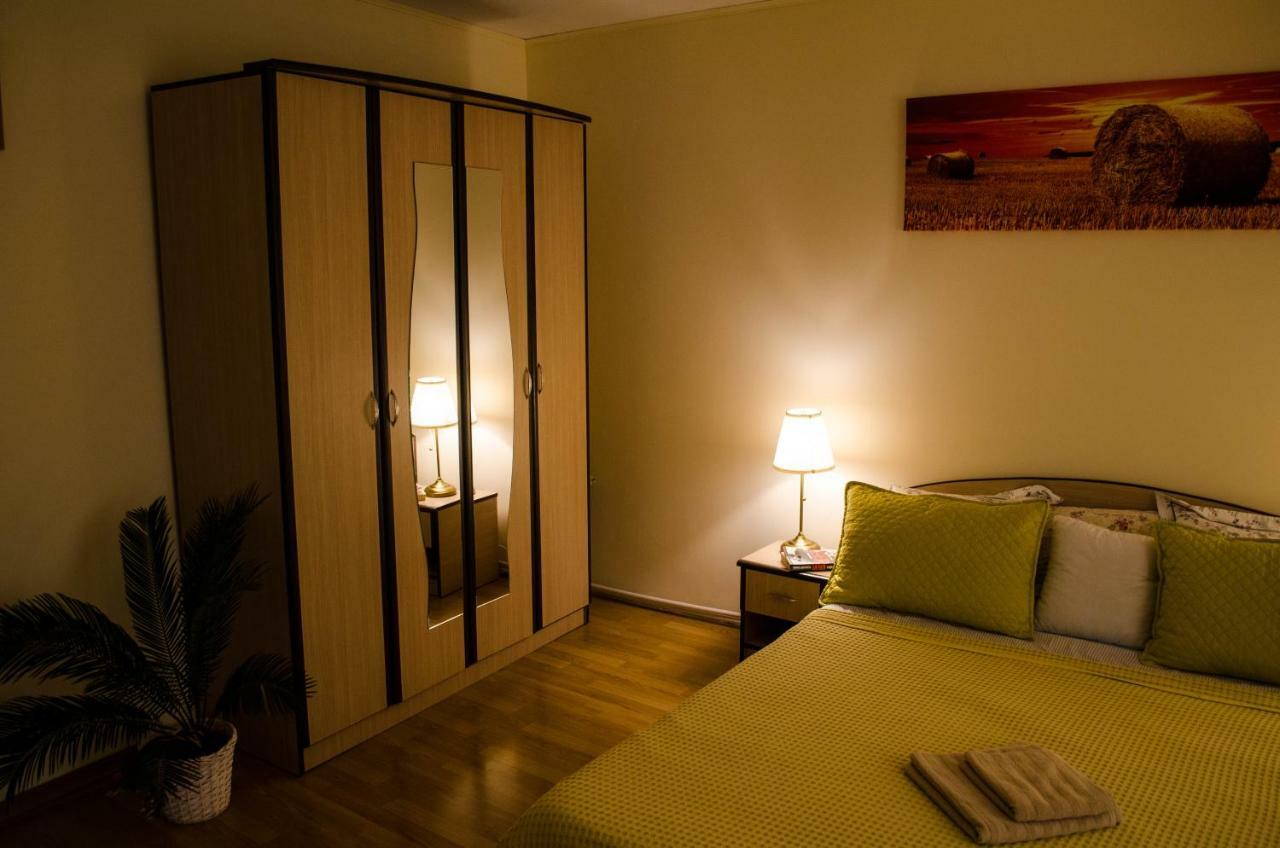 Collosal Apartment With Garden Bucharest Luaran gambar