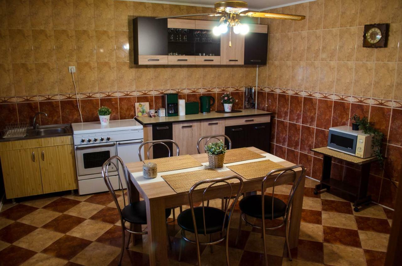Collosal Apartment With Garden Bucharest Luaran gambar